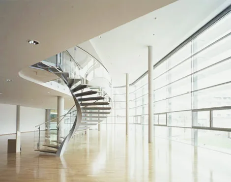 Helle Wendeltreppe mit Glas und Metall