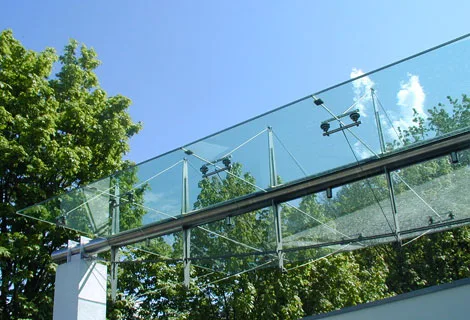 Brücke aus Metall und Glas in grüner Umgebung