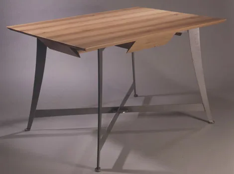 Tisch mit geschwungenem Metallgestell und Holzplatte