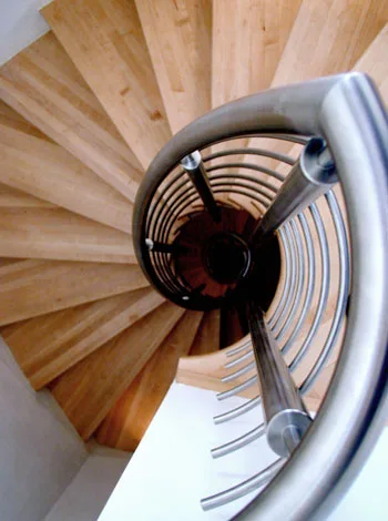 Spindeltreppe mit Metallhandlauf aus der Draufsicht