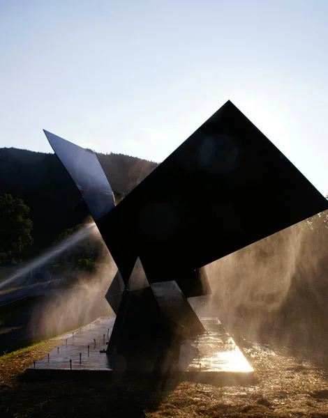 Abstrakte Metallskulptur im Freien