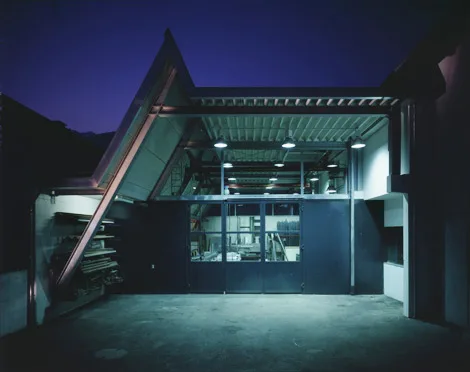 Werkstattgebäude von Flörl bei Nacht