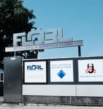 Einfahrt mit Flörl-Schriftzug und Leistungsbezeichnungen